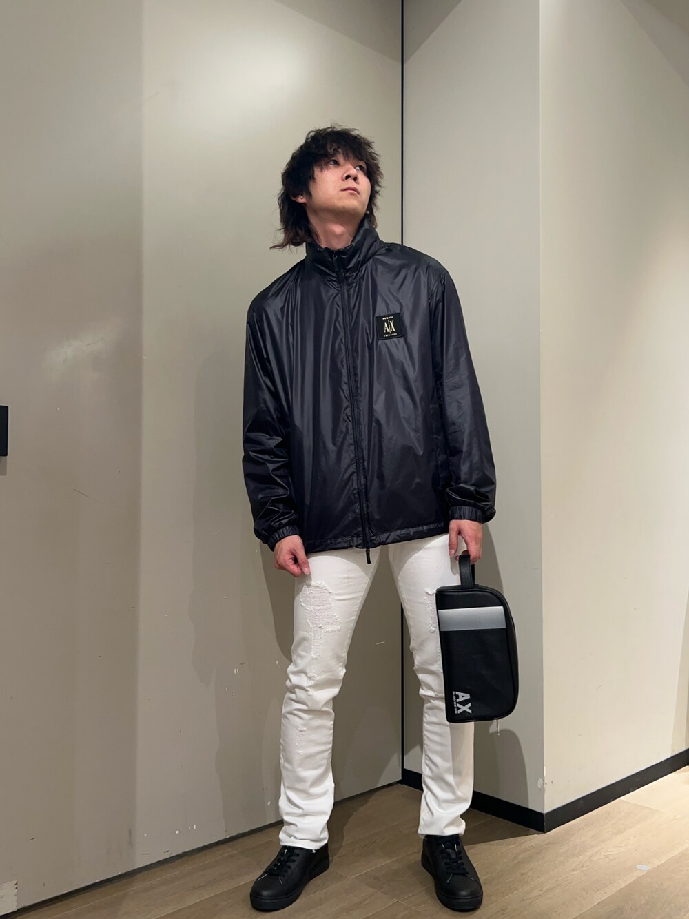 「メンズファッション、休日スタイル、ウインドブレーカー、ウィンドブレーカー、黒、モノトーン、デニムパンツ、スニーカー、スキニーデニム、アルマーニエクスチェンジ、AXchanger、AXchange、armaniexchange」｜「ARMANI EXCHANGEの【A|X アルマーニ エクスチェンジ】AXロゴ　長袖クルーネックTシャツ/REGULAR（Tシャツ/カットソー、ブラック系）」を使った、428さん（メンズ・173cm）の冬コーディネートの1枚目の写真