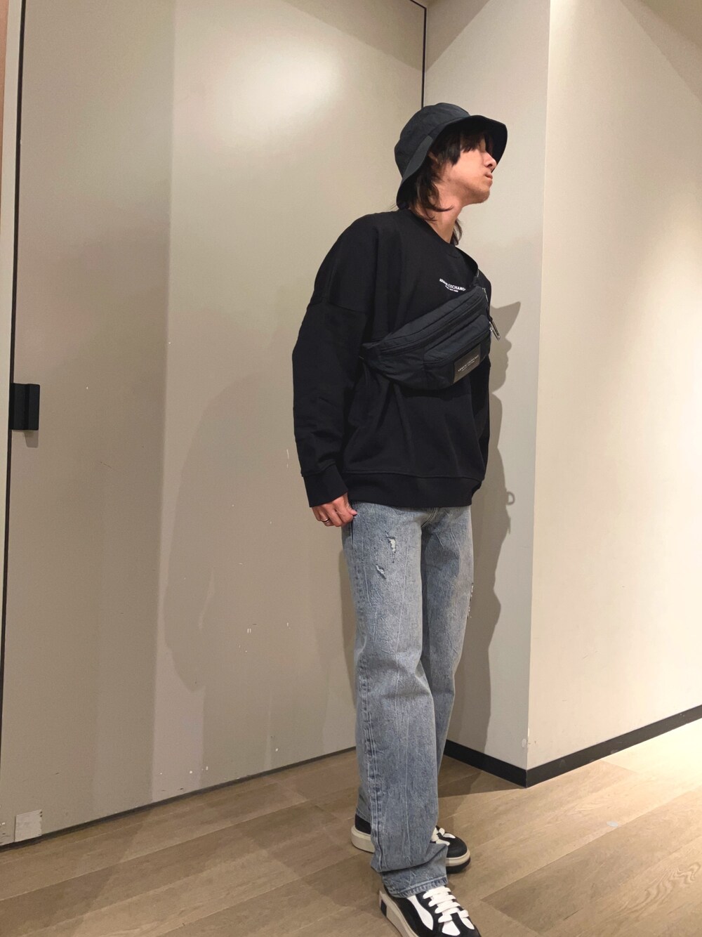 「アルマーニエクスチェンジ、AXchanger、AXchange、armaniexchange、シンプル、ブラック、カジュアル、休日コーデ、デニム、デニムパンツ、秋のコーデ、ラフ、シンプルコーデ」｜「ARMANI EXCHANGEのアイテム（スウェット、ブラック系）」を使った、428さん（メンズ・173cm）の秋コーディネートの1枚目の写真