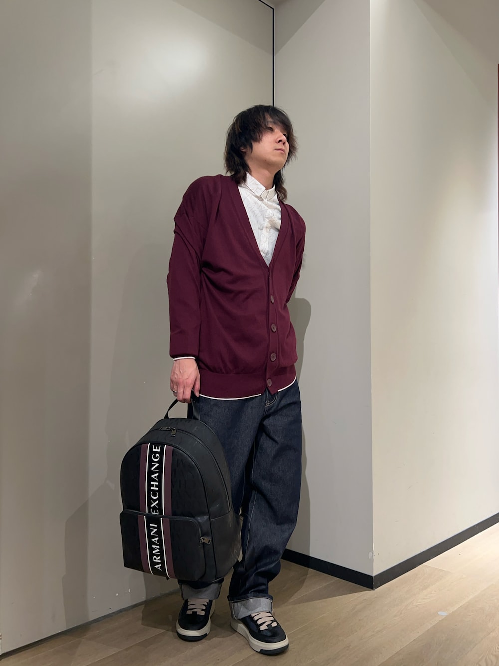 「アルマーニエクスチェンジ、AXchanger、AXchange、armaniexchange、カーディガン、シャツスタイル、オールドスクール、デニム、オーバーサイズ、スニーカー、キレイめカジュアル」｜「ARMANI EXCHANGEの【A|X アルマーニ エクスチェンジ】AXロゴ　ニットカーディガン（カーディガン/ボレロ、レッド系）」を使った、428さん（メンズ・173cm）の冬コーディネートの1枚目の写真