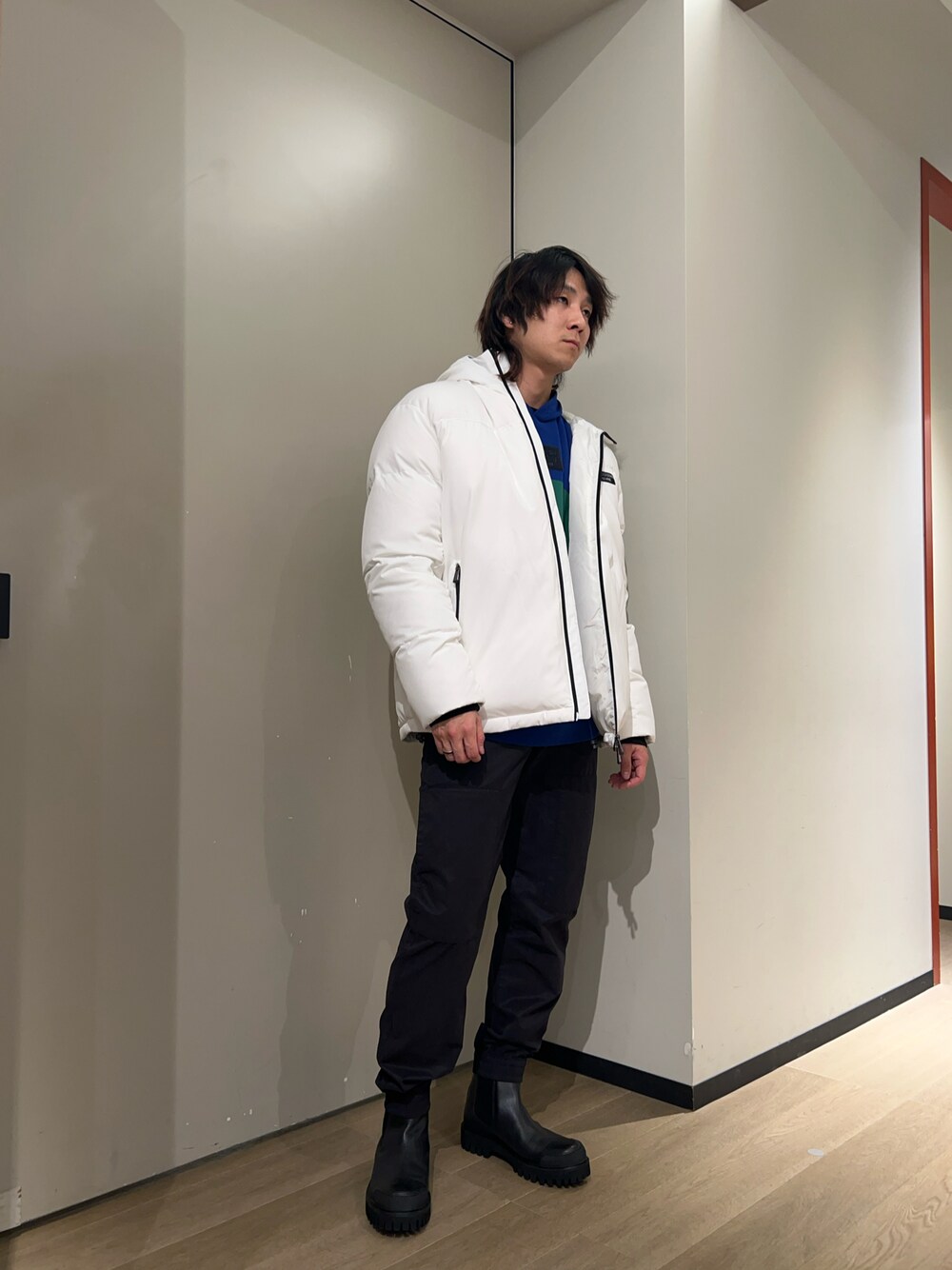 「シンプル、メンズファッション、ダウンジャケット、ブーツ、カーゴパンツ、冬のコーデ、アルマーニエクスチェンジ、AXchanger、AXchange、armaniexchange、お出かけコーデ、シンプルコーデ」｜「ARMANI EXCHANGEの【A|X アルマーニ エクスチェンジ】リサイクルナイロン製　ダウンジャケット（ダウンジャケット/コート、ホワイト系）」を使った、428さん（メンズ・173cm）の冬コーディネートの1枚目の写真