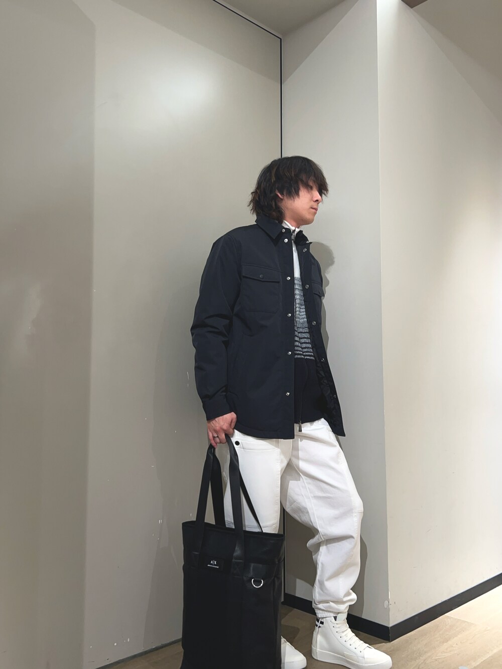 「シンプル、冬のコーデ、ニット、白パンツ、スウェット、スニーカー、スニーカーコーデ、アルマーニエクスチェンジ、AXchanger、AXchange、armaniexchange」｜「ARMANI EXCHANGEの【A|X アルマーニ エクスチェンジ】グラデーションジップアップカーディガン（カーディガン/ボレロ、ホワイト系）」を使った、428さん（メンズ・173cm）の冬コーディネートの1枚目の写真