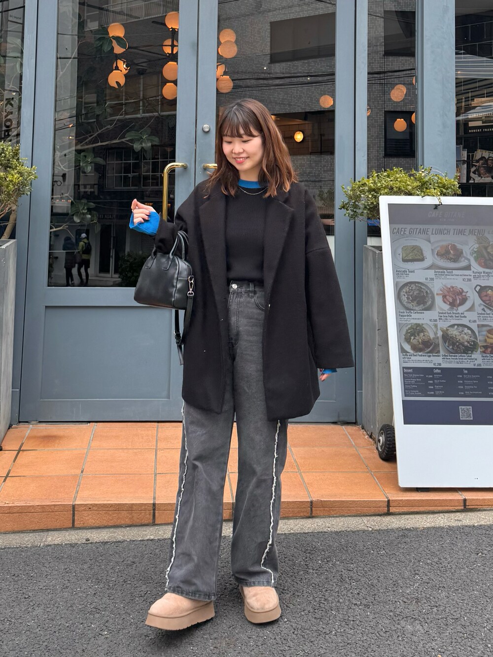 「冬のコーデ、お出かけコーデ、ラクチンコーデ、トレンド、トレンドコーデ、バイカラーニット、フリンジデニム、ムートンブーツ、ボストンバッグ、ブルべ夏、骨格ウェーブ、テーラードコート、平均身長コーデ、159cm、ブーツスタイル」｜「NUGUのアイテム（ニット/セーター、ブラック系）」を使った、kanaさん（骨格ウェーブ・レディース・159cm）の冬コーディネートの1枚目の写真