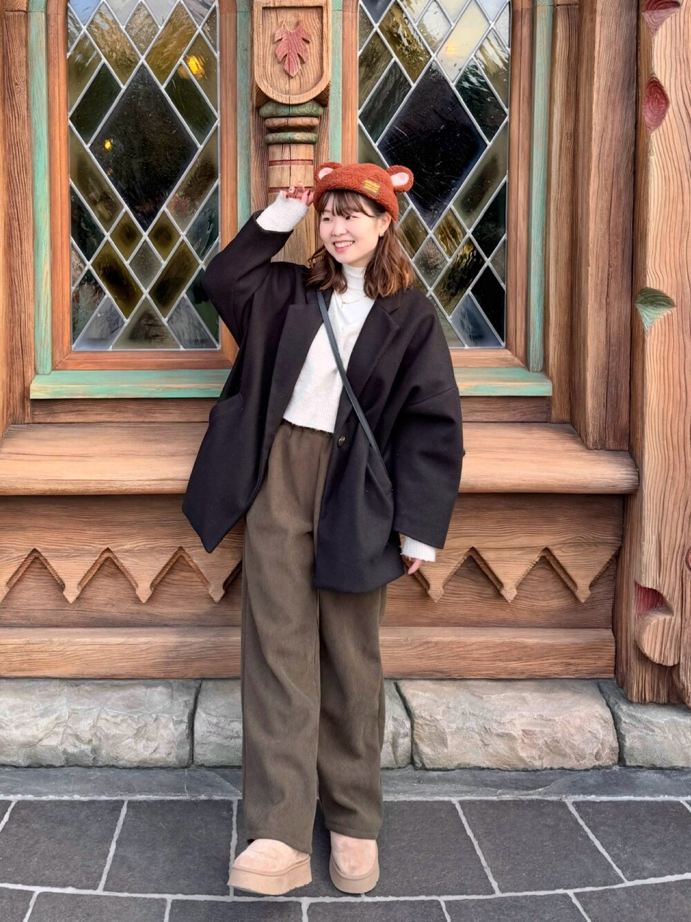 「真冬のあったかスタイル、ファンタジースプリングス、ディズニーコーデ、ディズニーシー、disney、くまさん帽子、ブラウン、ムートンブーツ、防寒コーデ、カジュアルスタイル、パンツスタイル、お洒落さんとつながりたい、白ニット、骨格ウェーブ、ブルベ夏」｜「GRLのフェイクウールコクーンジャケット（その他アウター、ブラック系）」を使った、kanaさん（骨格ウェーブ・レディース・159cm）の冬コーディネートの1枚目の写真