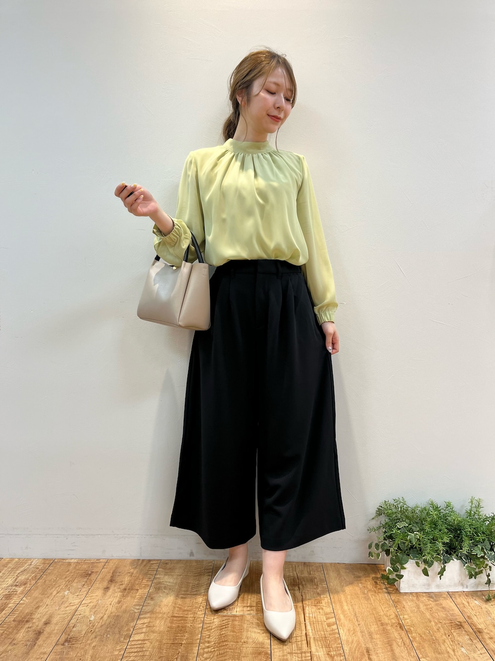 グリーン系のシャツ/ブラウス、ブラック系のその他パンツ、グレー系のトートバッグを着用したレディースの春コーディネートの1枚目の写真