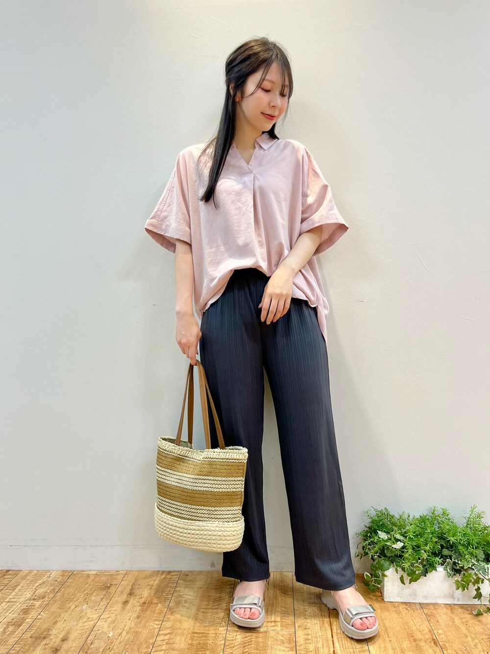 ピンク系のシャツ/ブラウス、グレー系のその他パンツ、イエロー系のトートバッグを着用したレディースの春コーディネートの1枚目の写真