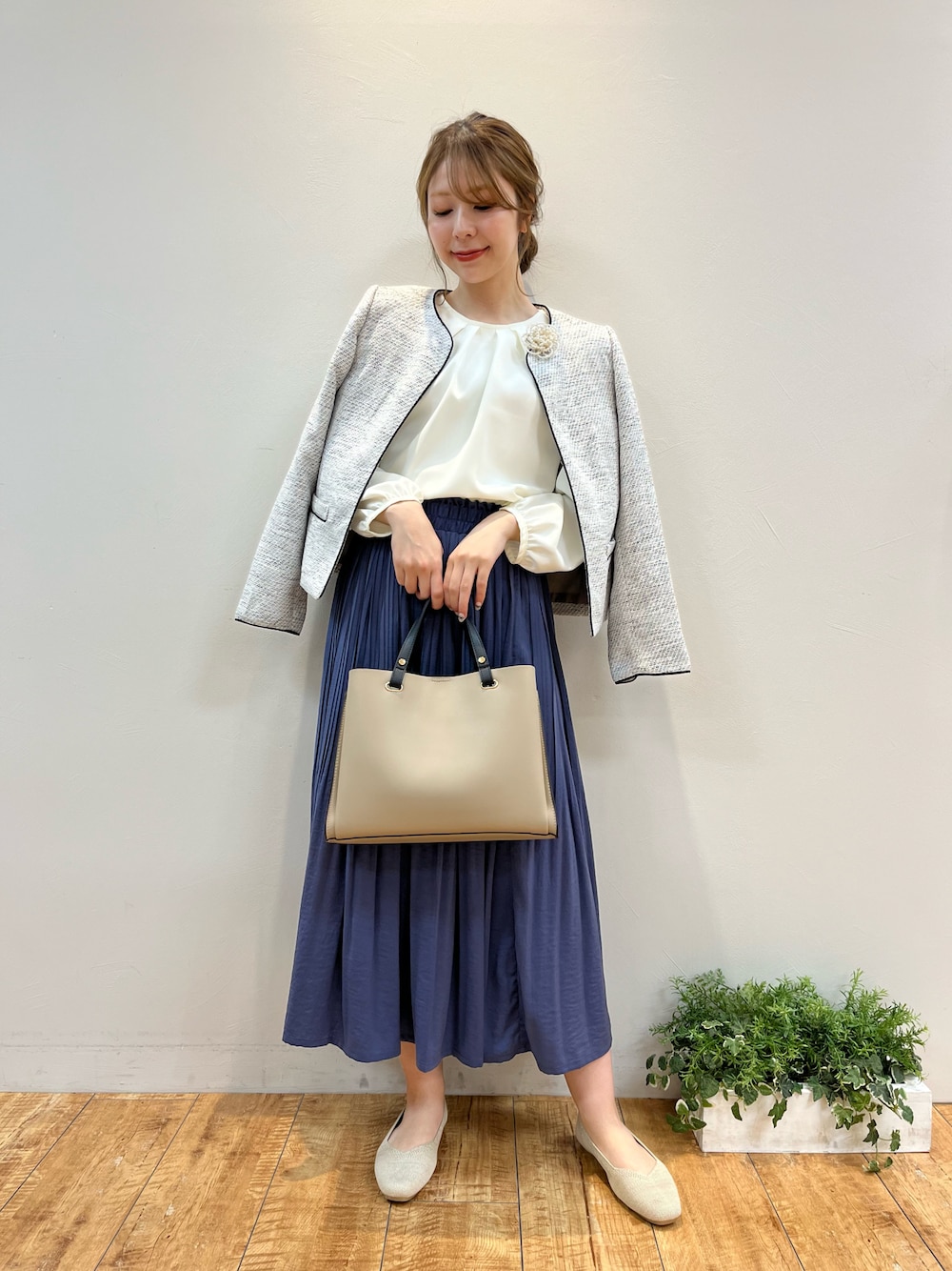 ホワイト系のシャツ/ブラウス、グレー系のノーカラージャケット、ベージュ系のハンドバッグを着用したレディースの春コーディネートの1枚目の写真