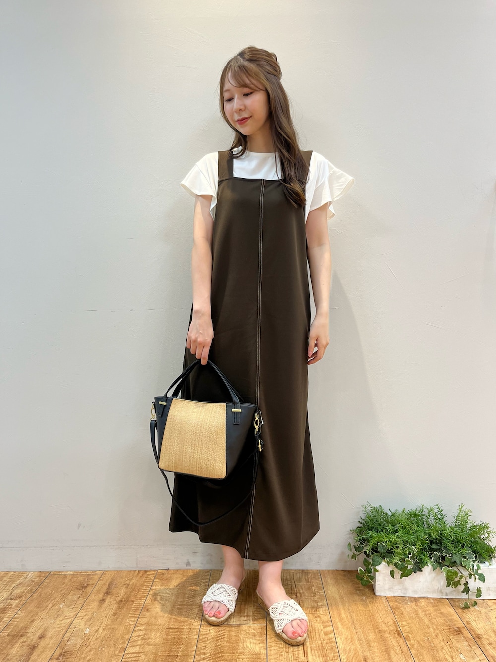 「シューラルー、ドレスキップ、キューティーブロンド、骨格ウェーブ、イエベ春、30代コーデ、プチプラ、夏コーデ、夏ファッション、おでかけコーデ、大人かわいい、大人ガーリー、ジャンパースカート、袖フリル、ワンピースコーデ」｜「DRESKIPの【接触冷感/UV】女性らしく好印象 フリル袖トップス（Tシャツ/カットソー、ホワイト系）」を使った、reinaさん（レディース・156cm）の夏コーディネートの1枚目の写真