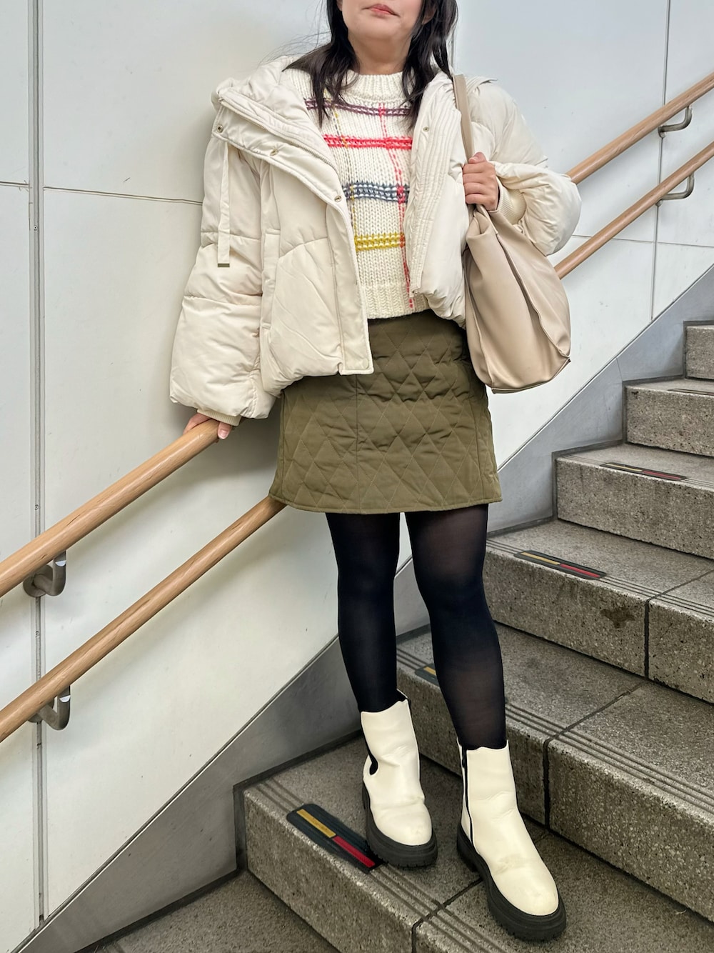 「ファッションを楽しもう、オトナカジュアル、スポーツミックス、チェック、キルティング、ブルゾン、ビッグシルエット、ミニスカート、ブーツ、トートバッグ、低身長、ラフスタイル、冬コーデ、ニット、韓国ファッション」｜「ヒラキの品番：65987 レディースチェルシーブーツ(ハニカムインソール)【22.0～25.5cm相当】（ブーツ、ホワイト系）」を使った、tsubasa harada    さん（レディース・151cm）の秋コーディネートの1枚目の写真