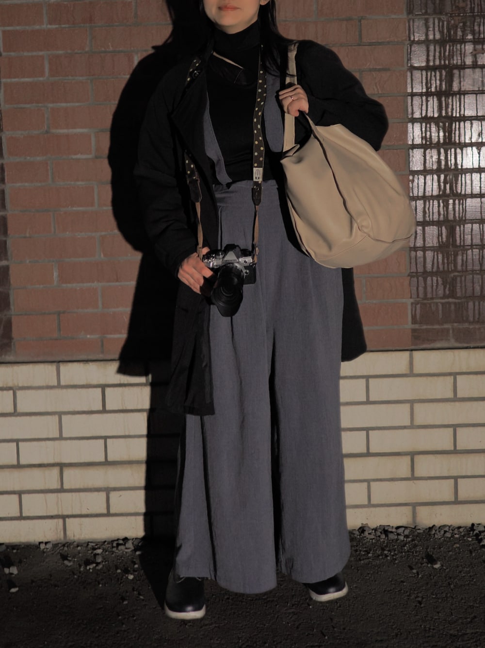 ブラック系のTシャツ/カットソー、グレー系のパンツ、ブラック系のTシャツ/カットソーを着用したレディースの春コーディネートの1枚目の写真