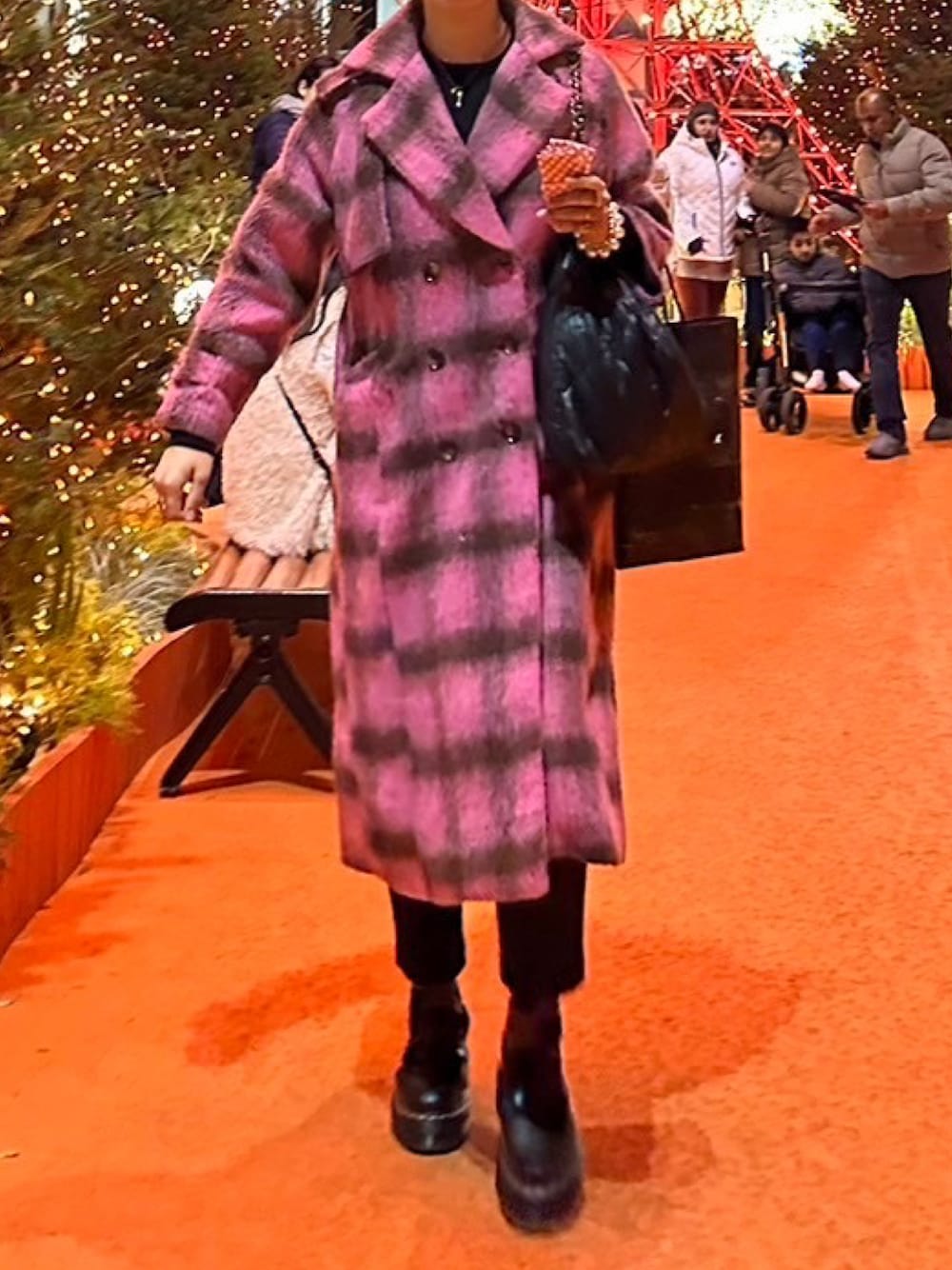「冬のコーデ、今日のコーデ、ローファー、おしゃれさんと繋がりたい、冬服、チェック、クリスマスに着たい服、お出かけコーデ、ピンクコーデ、カラーコーデ」｜「jouetieのフラップチェスターコート（チェスターコート、ピンク系）」を使った、ゆかさん（レディース・175cm）の冬コーディネートの1枚目の写真