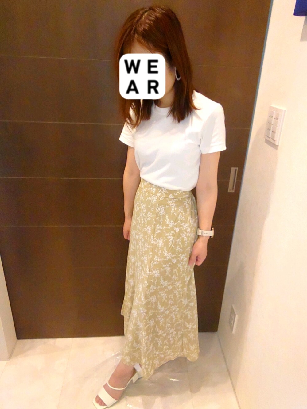 ホワイト系のTシャツ/カットソー、グリーン系のスカート、ホワイト系のサンダルを着用したレディースの夏コーディネートの1枚目の写真