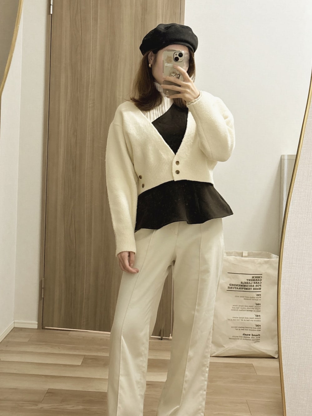 「プチプラ、ぺプラムトップス、ワイドパンツ、ショートニット、クロップドトップス、カーディガン、ベレー帽、ハイネック、タートルネック、淡色コーデ、レイヤードスタイル、秋冬コーデ、パンツコーデ、低身長コーデ、骨格ウェーブ」｜「しまむらのアイテム（ハンチング/ベレー帽、ブラック系）」を使った、maoさん（レディース・155cm）の冬コーディネートの1枚目の写真