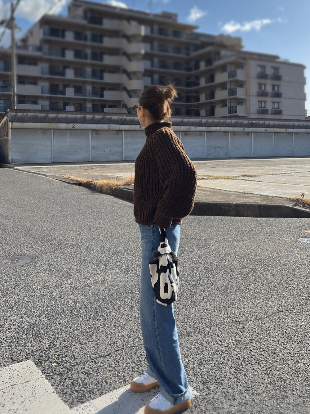 「真冬のあったかスタイル、休日スタイル、オトナ女子、ゆるコーデ、シンプルスタイル、ラクチンコーデ、大人カジュアル、スニーカーコーデ、オトナカジュアル、大人コーデ、キレイめ、デニムコーデ」｜「UNIQLOのアイテム（デニムパンツ、ブルー系）」を使った、nnmynさん（骨格ウェーブ・レディース・158cm）の冬コーディネートの1枚目の写真