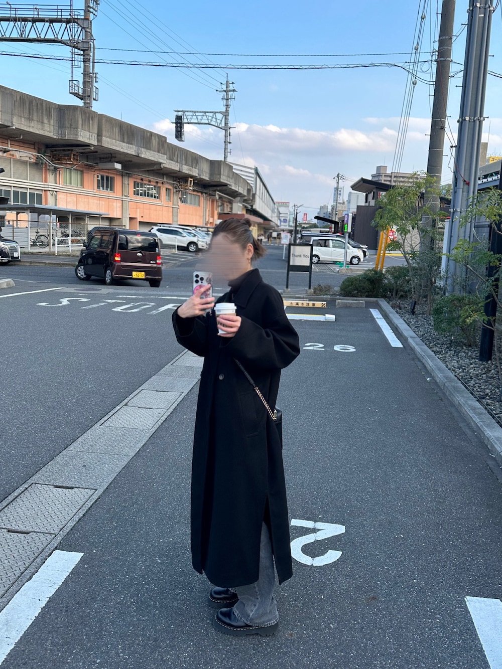 「大人カジュアル、休日スタイル、カジュアルコーデ、シンプルコーデ、きれいめカジュアル、モノトーン、ブラックコーデ、お洒落さんとつながりたい、デニムコーデ、シンプル、タートルネック」｜「moment+の【村上愛花さん着用アイテム】ニットメルトンサイドスリットロングチェスターコート（チェスターコート、ブラック系）」を使った、nnmynさん（骨格ウェーブ・レディース・158cm）の冬コーディネートの1枚目の写真