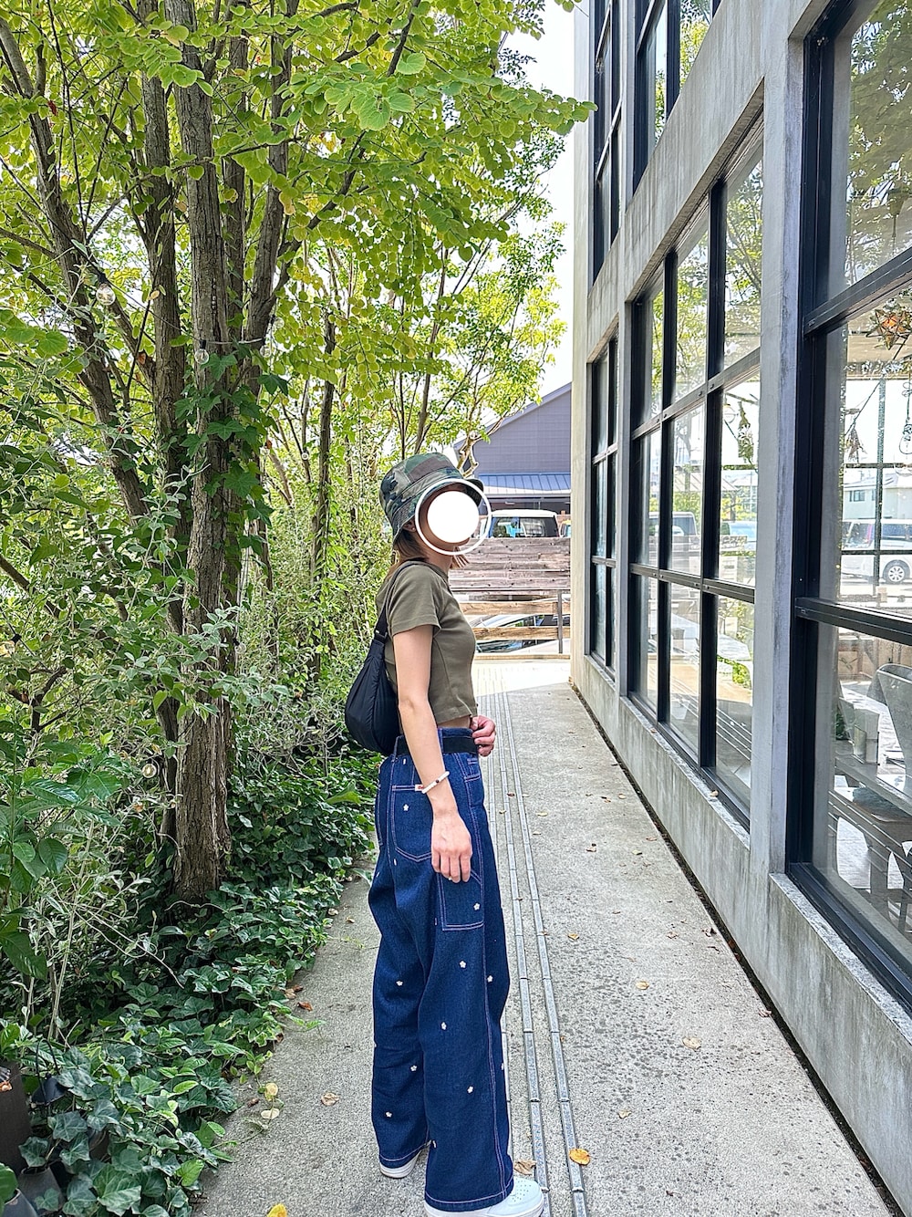 「アウトドアスタイル、お洒落さんとつながりたい、おでかけコーデ、今日のコーデ、オトナカワイイ、楽チンコーデ、ゆるコーデ、シンプル、UNIQLO、NIKE、NIKE AIR FORCE、デニム、デニムパンツ、バケットハット」｜「UNIQLOのアイテム（ショルダーバッグ、ブラック系）」を使った、nnmynさん（骨格ウェーブ・レディース・158cm）の秋コーディネートの1枚目の写真