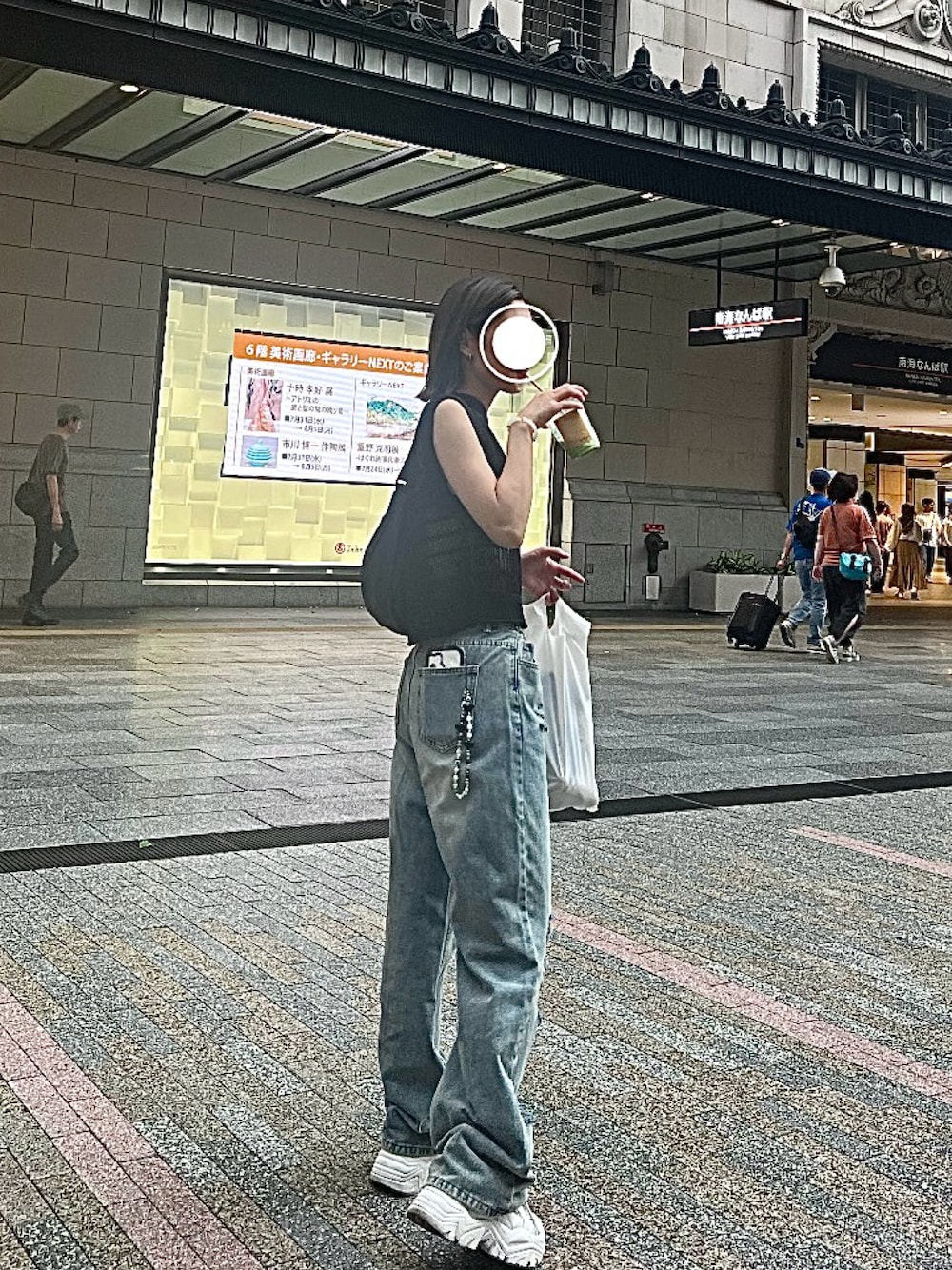 「きれいめカジュアル、夏コーデ、休日スタイル、スポーツミックス、オトナカジュアル、ootd、シンプル、ブラック、おでかけコーデ、プチプラコーデ」｜「SHEINのアイテム（デニムパンツ、ブルー系）」を使った、nnmynさん（骨格ウェーブ・レディース・158cm）の夏コーディネートの1枚目の写真