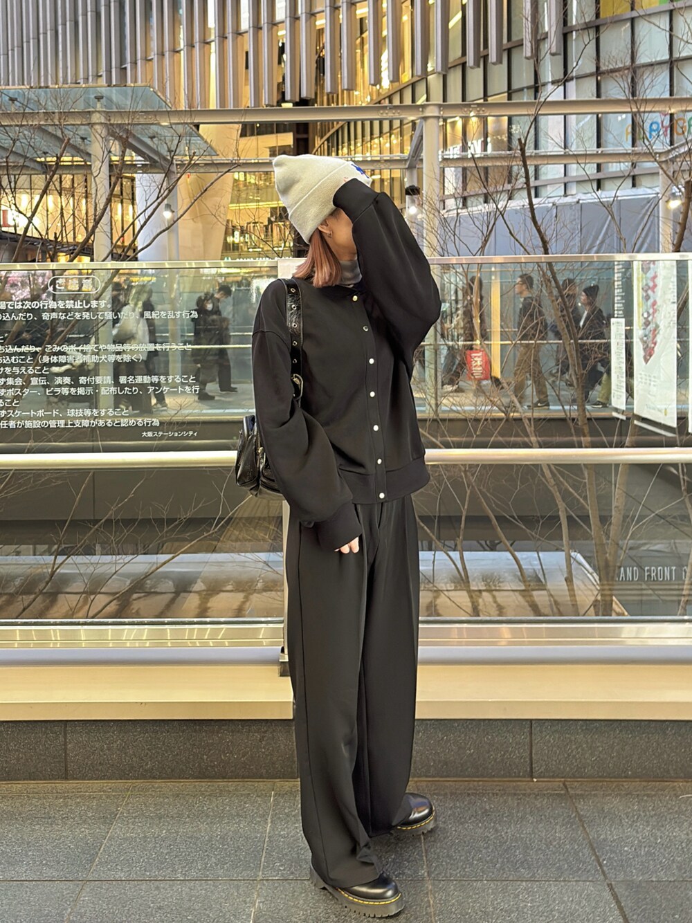 「大人コーデ、オトナ女子、パンツコーデ、休日スタイル、シンプル、オトナカジュアル、キレイめ、モノトーン、ootd」｜「Dr. MartensのDr. Martens/ドクターマーチン 1461 QUAD 3 ホール シューズ 25567001（ドレスシューズ、ブラック系）」を使った、nnmynさん（骨格ウェーブ・レディース・158cm）の冬コーディネートの1枚目の写真
