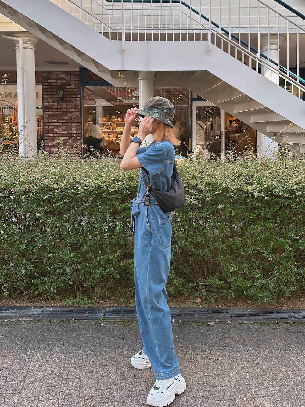 「夏コーデ、さらっと晴れやかスナップ、休日スタイル、シンプルスタイル、楽チンコーデ、おでかけコーデ、夏服、ブルー、今日のコーデ」｜「しまむらのアイテム（スニーカー、ホワイト系）」を使った、nnmynさん（骨格ウェーブ・レディース・158cm）の夏コーディネートの1枚目の写真