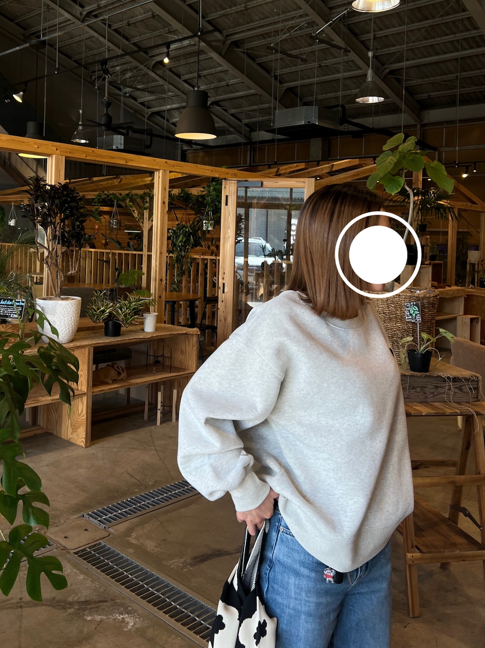 「秋コーデ、シンプルスタイル、今日のコーデ、オトナカワイイ、秋服準備はじめました、ゆるコーデ、パンツスタイル、オトナカジュアル、お出かけコーデ、デニムコーデ、UNIQLO、おしゃれさんと繋がりたい」｜「GeeRAのハート刺しゅう裏起毛スウェット（スウェット、ベージュ系）」を使った、nnmynさん（骨格ウェーブ・レディース・158cm）の秋コーディネートの1枚目の写真