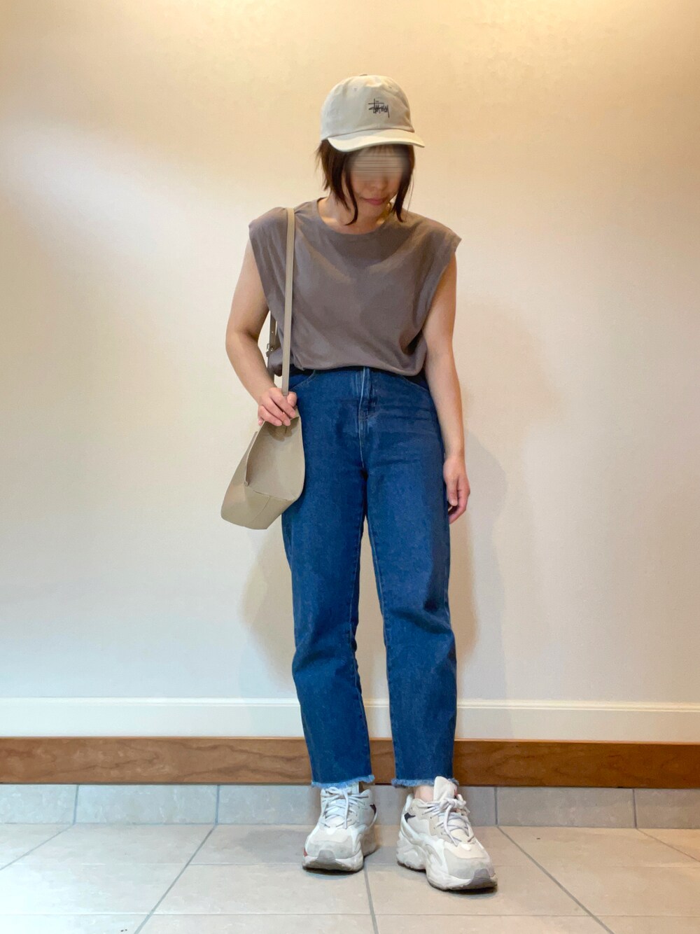 ブラウン系のTシャツ/カットソー、ブルー系のパンツ、ベージュ系のスニーカーを着用したレディースの夏コーディネートの1枚目の写真