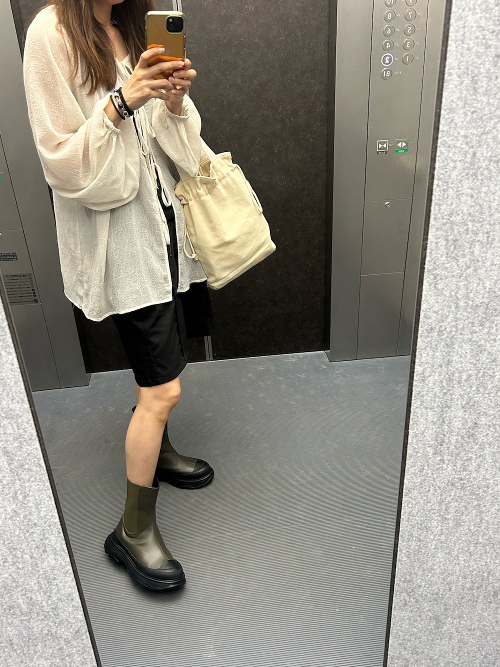 「KBF、kbf_ootd、feepurbysaya、feepur、秋コーデ、ショートパンツ、ブーツ、カーキブーツ、ブラウス」｜「feepur by sayaの【sayaコラボ】マルチウェイシアーボリュームブラウス（シャツ/ブラウス、ホワイト系）」を使った、マユさん（レディース・159cm）の秋コーディネートの1枚目の写真