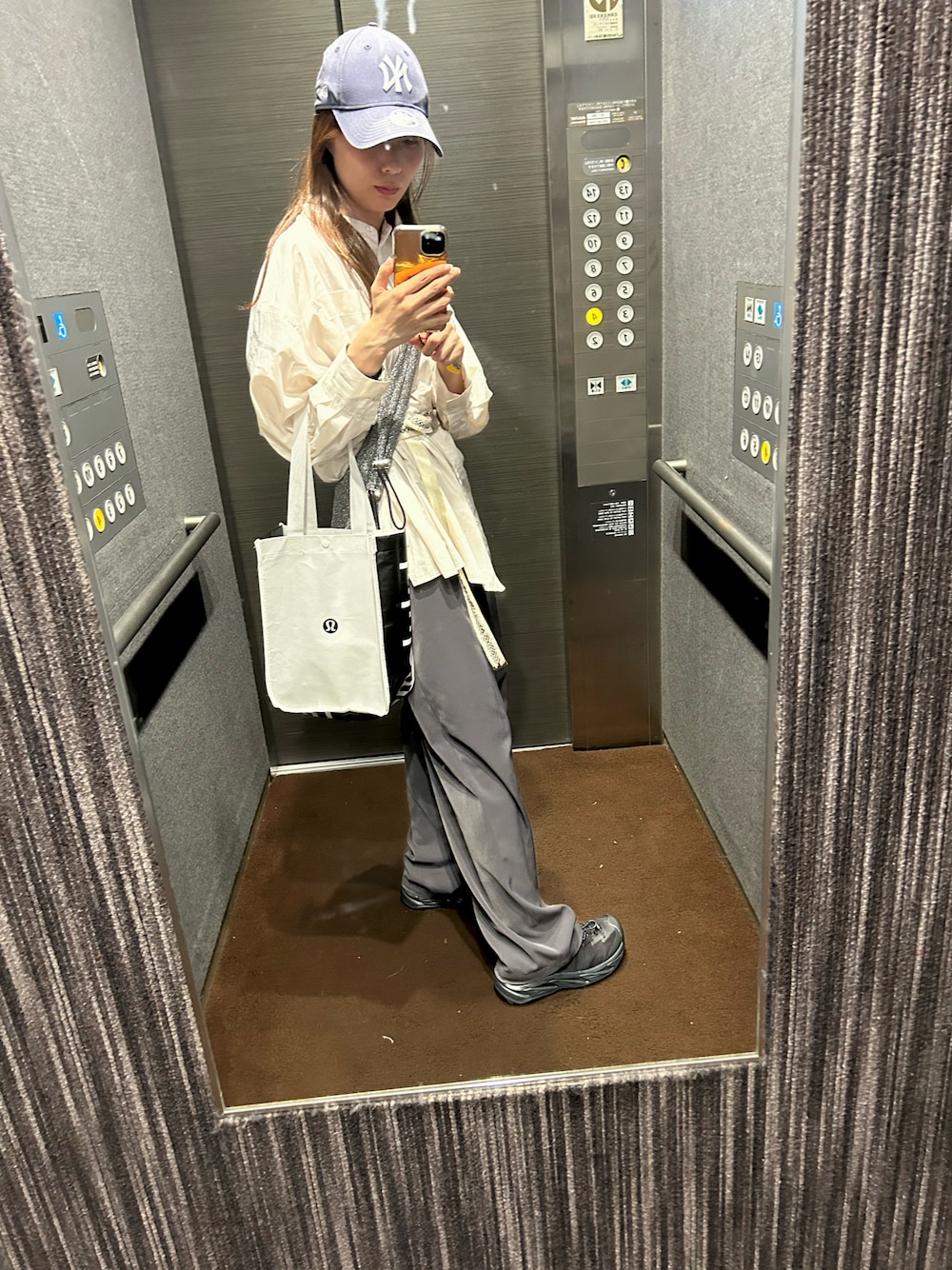 「秋っぽコーデ更新中、HOKA、オトナカジュアル、ゆるコーデ、キャップ、NEW ERA、KBF、スニーカー」｜「A part byのPスリットストレートパンツ　929962（その他パンツ、グレー系）」を使った、マユさん（レディース・159cm）の秋コーディネートの1枚目の写真