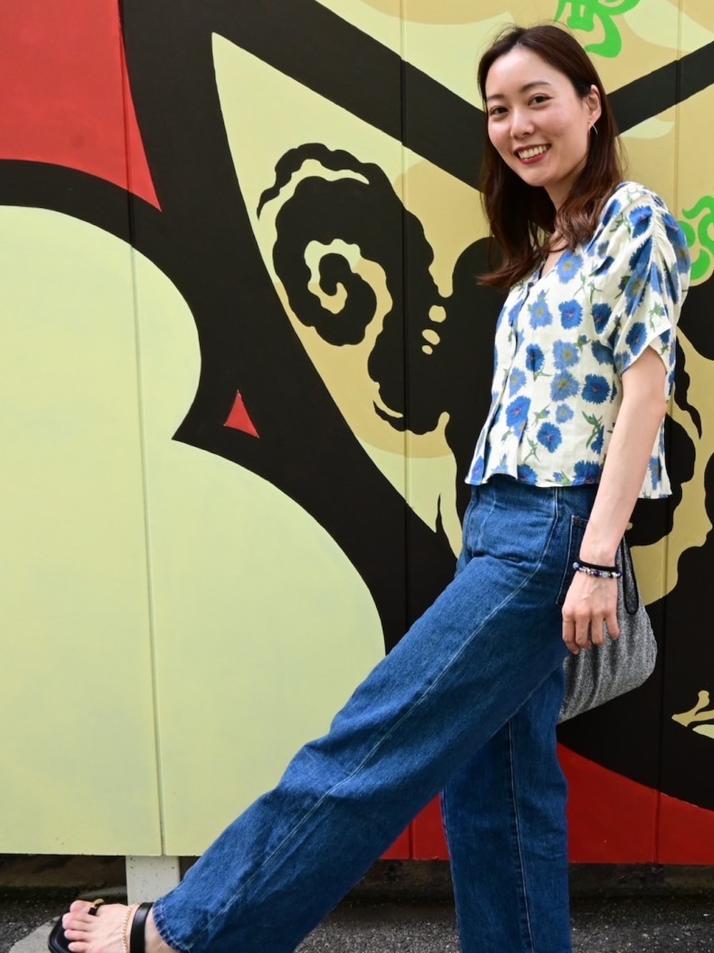 「さらっと晴れやかスナップ、夏服、ラクチンコーデ、大人かわいい、中崎町、デニム、moussy、KBF、花柄、サンダル、AIC.」｜「MOUSSYのCLAVEL PATTERN ブラウス（シャツ/ブラウス、ブルー系）」を使った、マユさん（レディース・159cm）の夏コーディネートの1枚目の写真