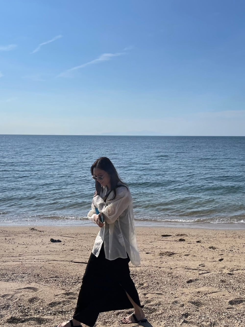 「KBF、シアーシャツ、ワンピース、夏コーデ、海デート、海、シンフルコーデ、キャミワンピ、ZARA、サングラス」｜「KBFのドルマンシアーシャツ（シャツ/ブラウス、ホワイト系）」を使った、マユさん（レディース・159cm）の秋コーディネートの1枚目の写真