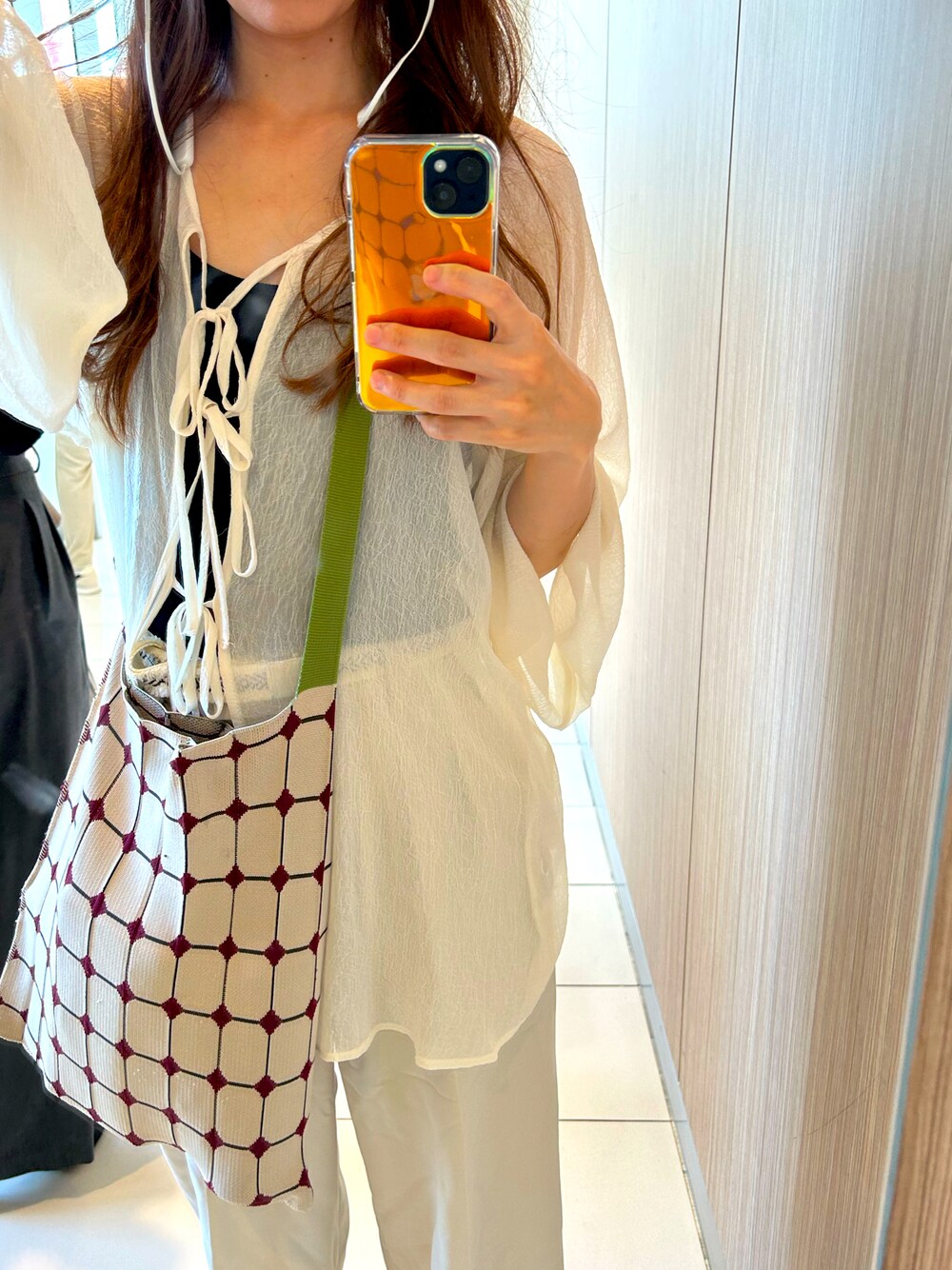 「オールホワイト、feepurbysaya、feepur、NATURAL BEAUTY BASIC、knt365、夏コーデ、日焼け対策、ラクチンコーデ」｜「feepur by sayaの【sayaコラボ】マルチウェイシアーボリュームブラウス（シャツ/ブラウス、ホワイト系）」を使った、マユさん（レディース・159cm）の夏コーディネートの1枚目の写真