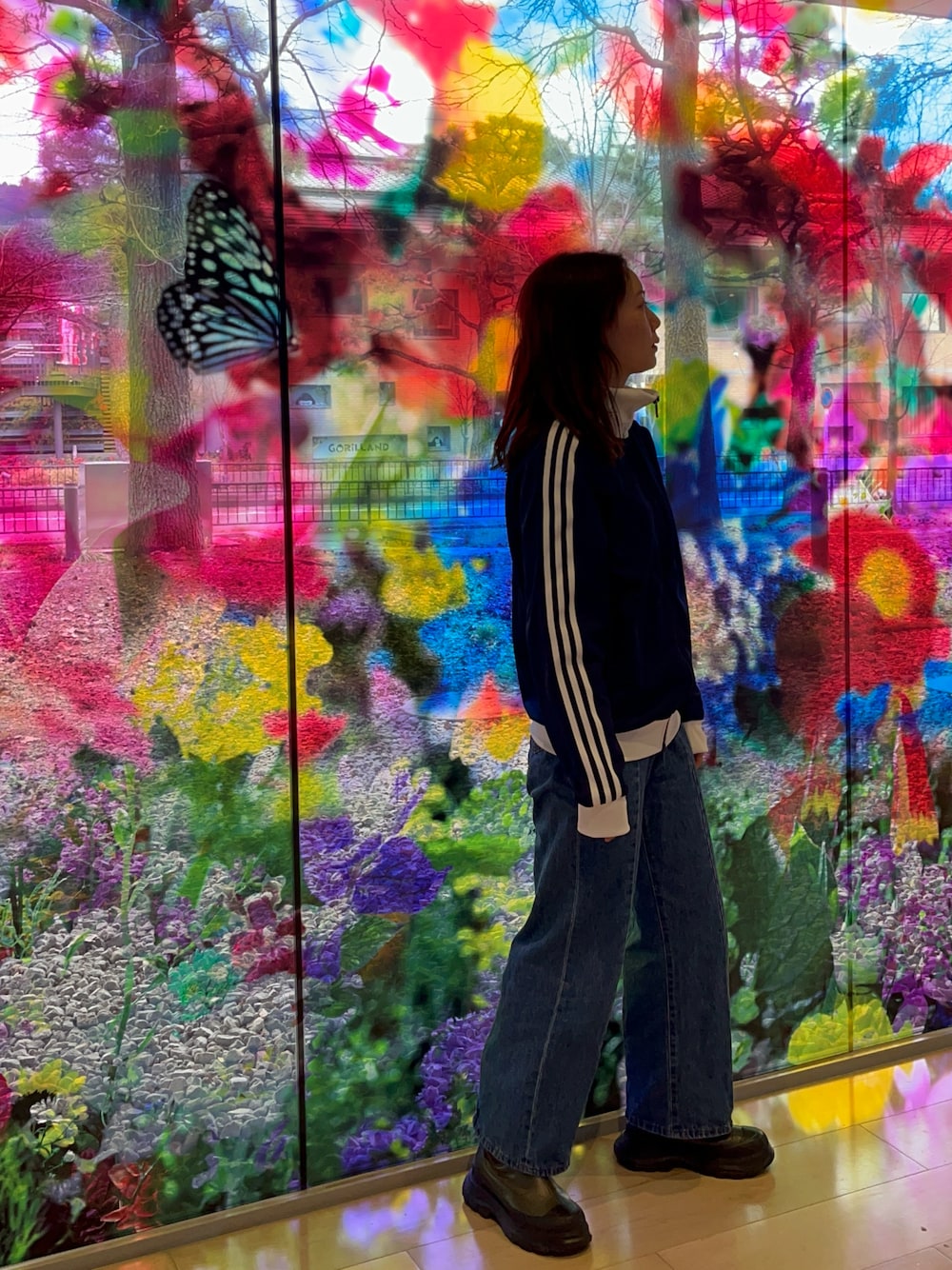 「アディダス、アディダスジャージ、ブーツ、ハイウエストパンツ、KBF、アディダスコーデ、adidas、シンプルコーデ、蜷川実花、京都」｜「KBFのウエストデザインデニム（デニムパンツ、ブルー系）」を使った、マユさん（レディース・159cm）の春コーディネートの1枚目の写真