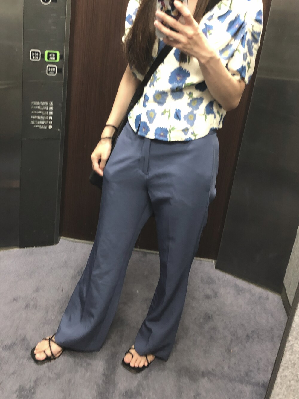 「夏コーデ、ブルーコーデ、花柄、サンダル、apartbylowrys、moussy、ブラウス」｜「MOUSSYのCLAVEL PATTERN ブラウス（シャツ/ブラウス、ブルー系）」を使った、マユさん（レディース・159cm）の夏コーディネートの1枚目の写真