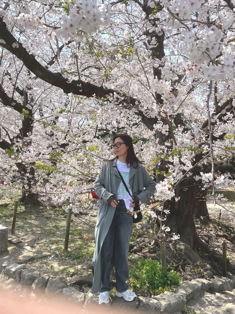 「大濠公園、春コーデ、お花見コーデ、お花見、デニム、デニムパンツ、selectmoca、select MOCA(select MOCA)、New Balance、スニーカー、春めき満開コーデ、apart by lowrys」｜「select MOCAのアイテム（デニムパンツ、その他）」を使った、マユさん（レディース・159cm）の春コーディネートの1枚目の写真