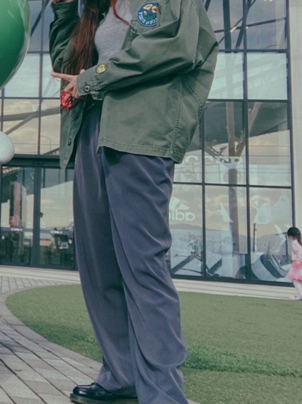 「カジュアルコーデ、ミリタリージャケット、オールグレー、ドクターマーチン、ローファー、秋のコーデ、apartbylowrys、Dr.Martens」｜「A part byのPスリットストレートパンツ　929962（その他パンツ、グレー系）」を使った、マユさん（レディース・159cm）の秋コーディネートの1枚目の写真