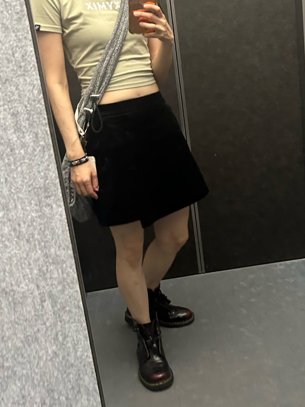 「ユニクロ、ゼクシィミックス、スコート、UNIQLO、ユニクロコーデ、マーチン、Dr.Martens、チラ見せ、夏、秋服」｜「UNIQLOのアイテム（パンツ、ブラック系）」を使った、マユさん（レディース・159cm）の秋コーディネートの1枚目の写真