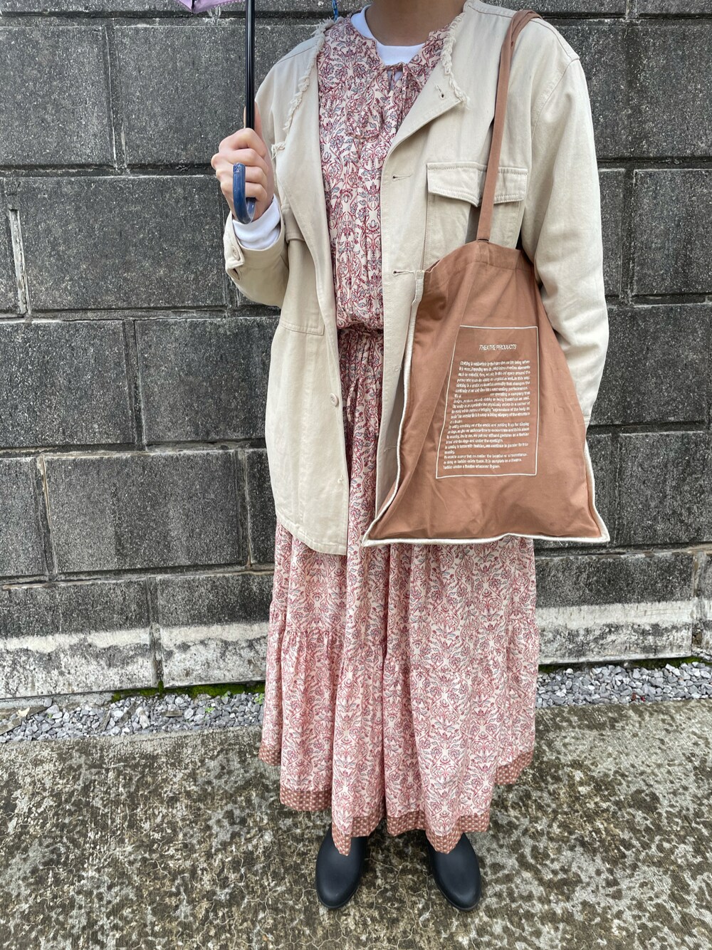 「今日のコーデ、春コーデ、休日スタイル、カジュアルコーデ、レインブーツ、雨コーデ、ootd、おしゃれさんと繋がりたい、ワンピース、トートバッグ、flower、ジャケット」｜「flowerのノーカラーシャツ（ノーカラージャケット、ベージュ系）」を使った、yukinoさん（レディース・160cm）の春コーディネートの1枚目の写真
