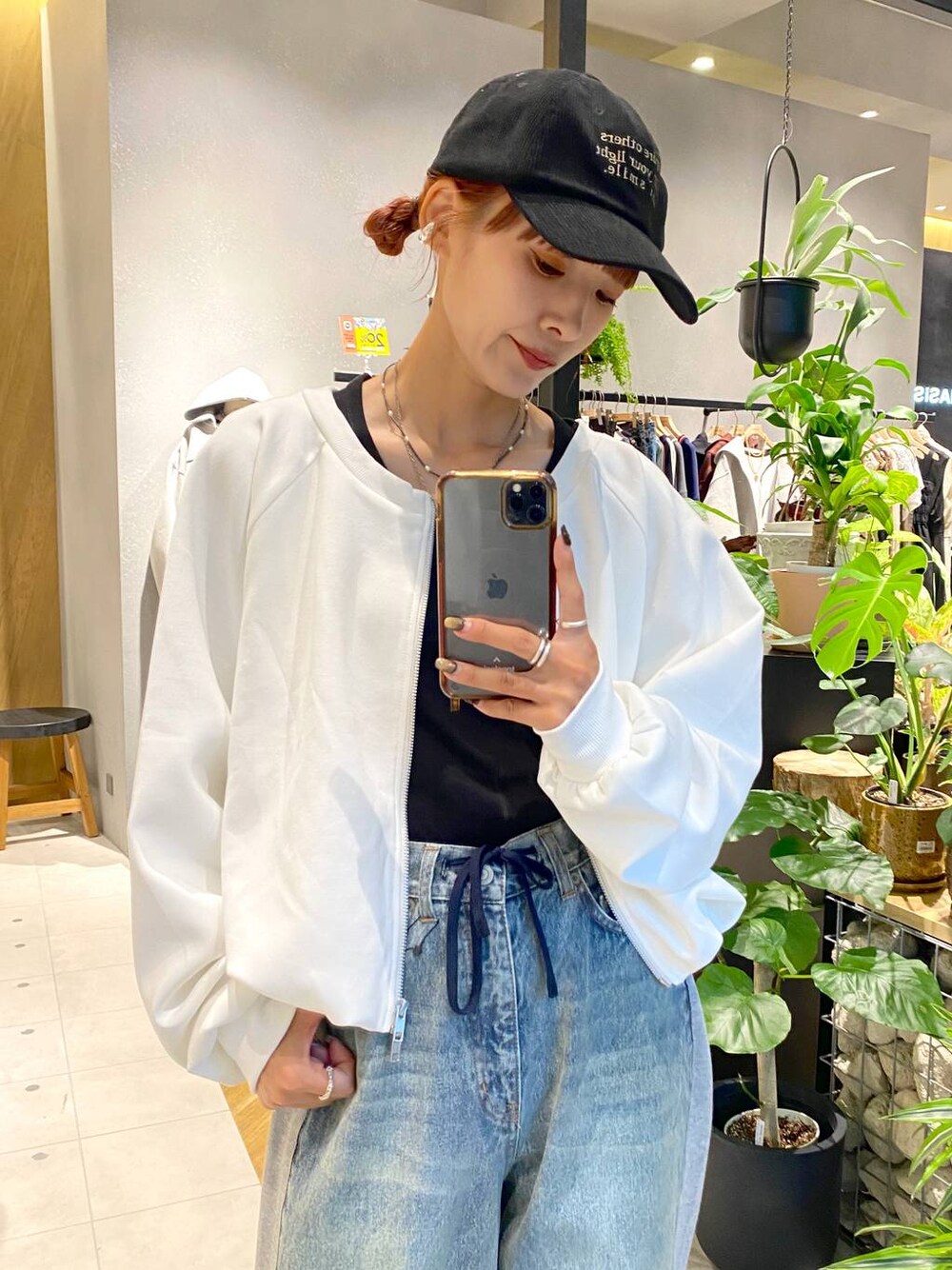 ブラック系のTシャツ/カットソー、ブラック系のショルダーバッグ、ブラック系のローファーを着用したレディースの秋コーディネートの1枚目の写真