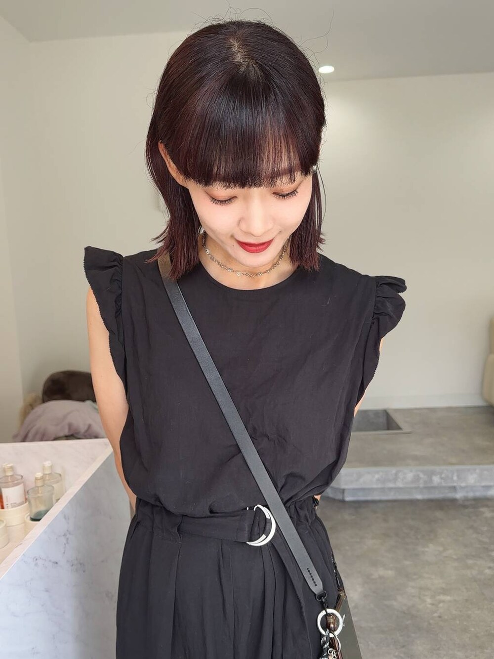 ブラック系のサロペット/オーバーオールを着用したレディースの夏コーディネートの1枚目の写真