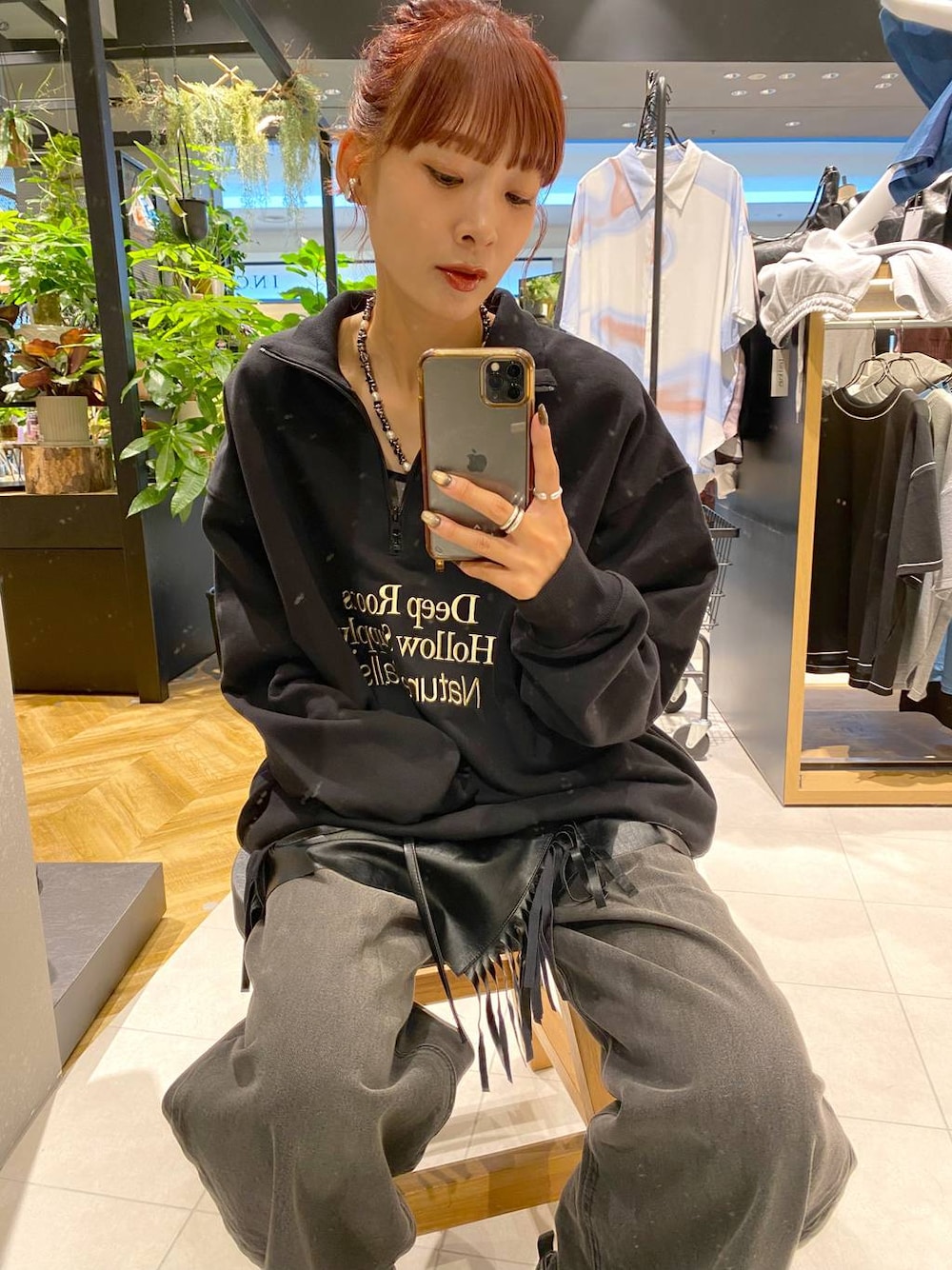 ブラック系のデニムパンツ、ブラック系のショルダーバッグ、ブラック系のローファーを着用したレディースの秋コーディネートの1枚目の写真