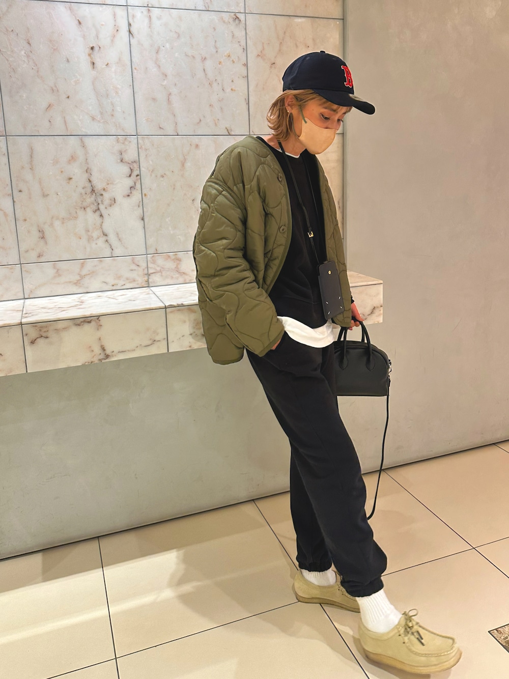 「キャップ、キャップ女子、スウェット、スウェットコーデ、ワラビー、クラークス、キルティング、シンプルスタイル、大人カジュアル、高身長女子、高身長コーデ、ママファッション」｜「NEW ERAのNEW ERA | Shinzone EXCLUSIVE NEW ERA CAP Red Sox（キャップ、ブルー系）」を使った、yukoさん（レディース・168cm）の冬コーディネートの1枚目の写真