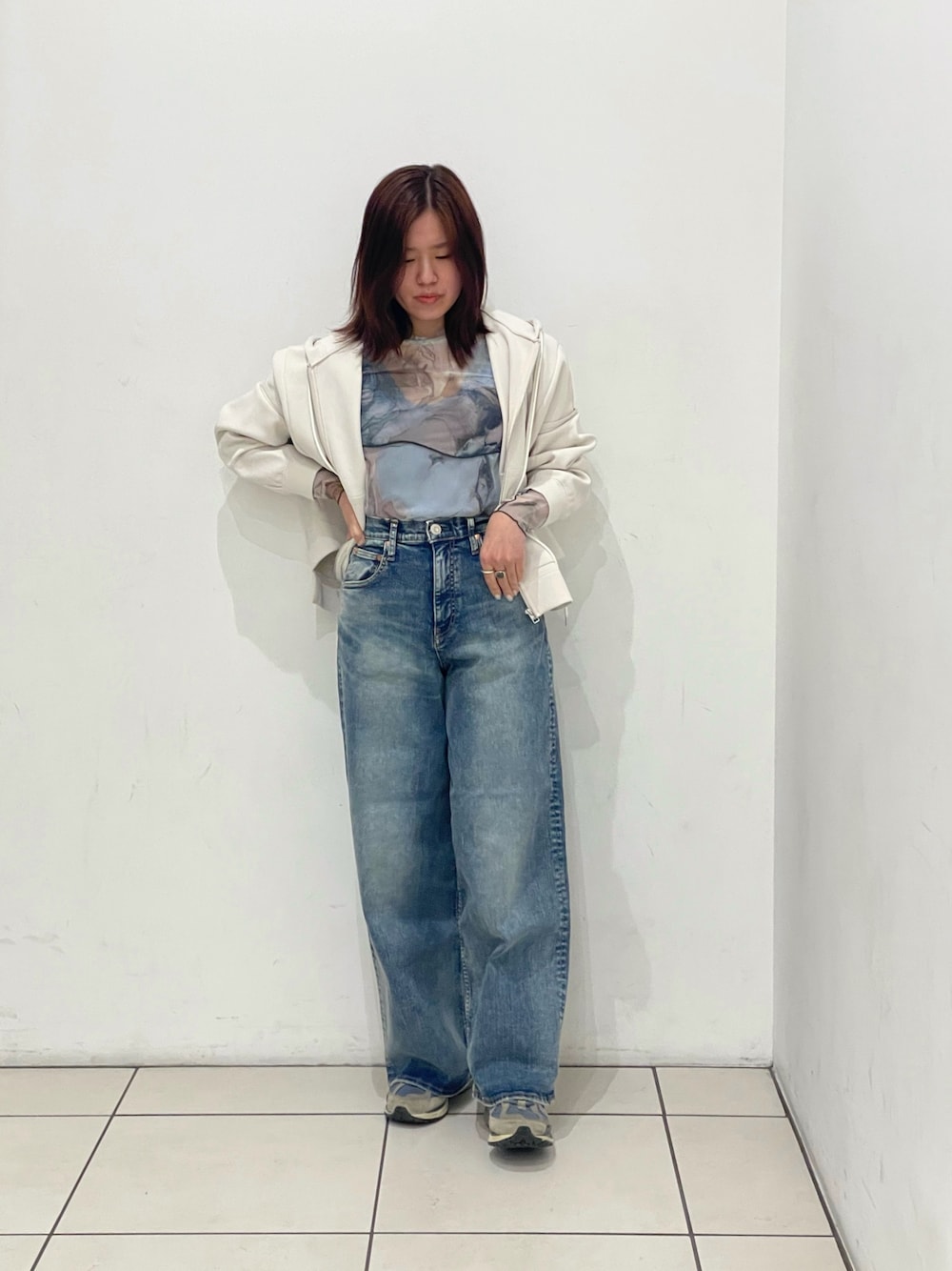 「ワイドパンツ、デニム、シアートップス、パーカー、カジュアル、メンズライク」｜「surtのSURT（サート） WIDE DENIM（デニムパンツ、その他）」を使った、kiyomiさん（レディース・155cm）の春コーディネートの1枚目の写真