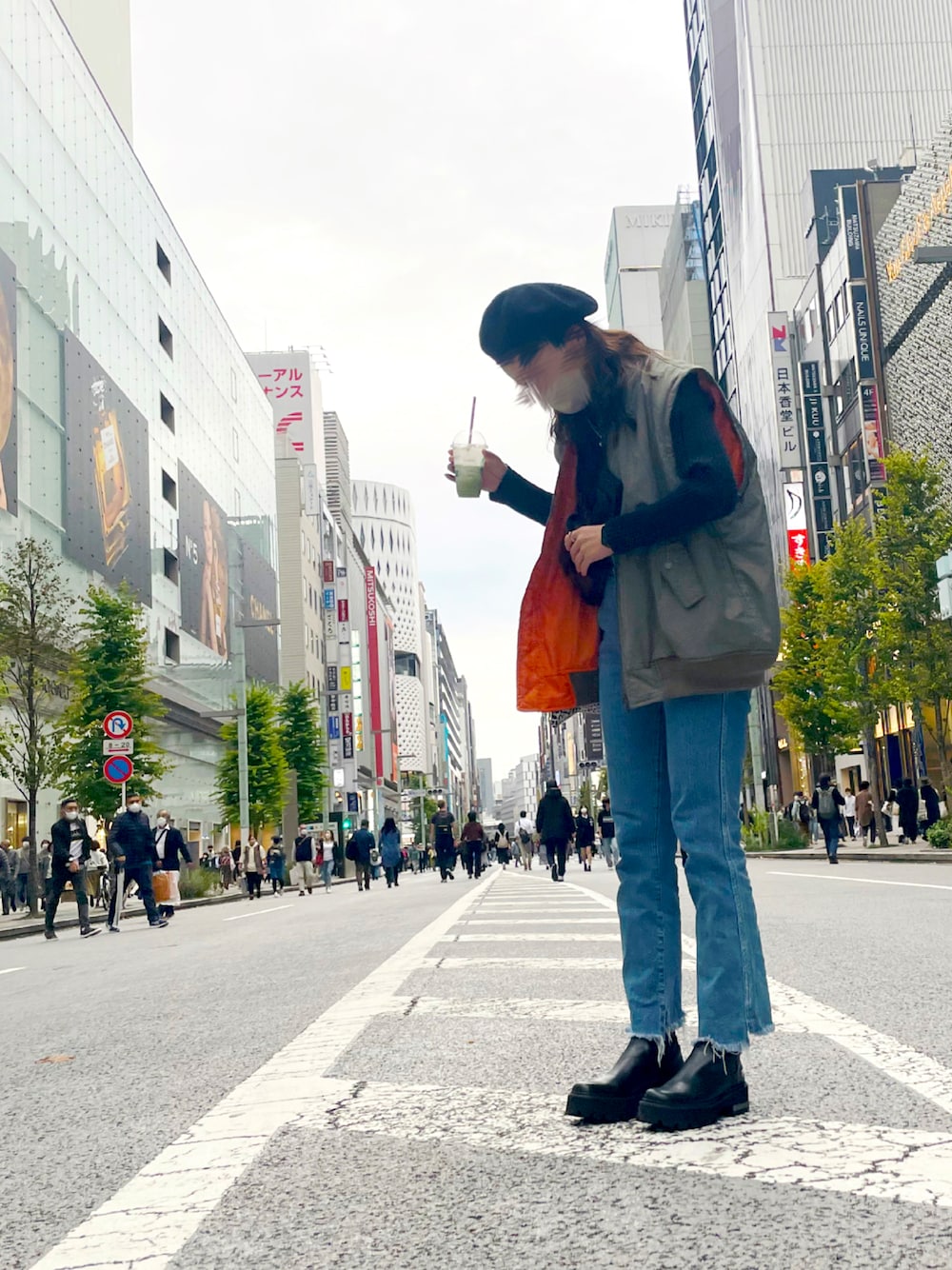 ブルー系のデニムパンツ、ホワイト系のニット/セーター、グリーン系のMA-1を着用したレディースの秋コーディネートの1枚目の写真