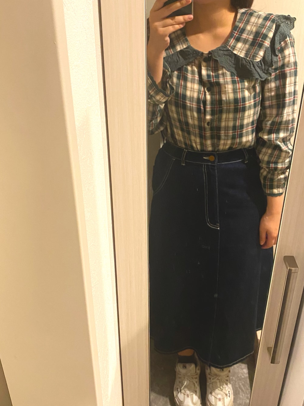 「秋服、秋冬コーデ、カジュアル、おしゃれさんと繋がりたい、スニーカー、シャツスタイル、デニムスカート、シャツ/ブラウス、韓国ファッション、いいね、save、フォローお願いします🤑、いいね返し、フォローミー、フォローお願いします、フォロー返します、スニーカーコーデ」｜「韓国通販のアイテム（シャツ/ブラウス、グリーン系）」を使った、カフェ店員の出勤簿💭さん（レディース・160cm）の秋コーディネートの1枚目の写真
