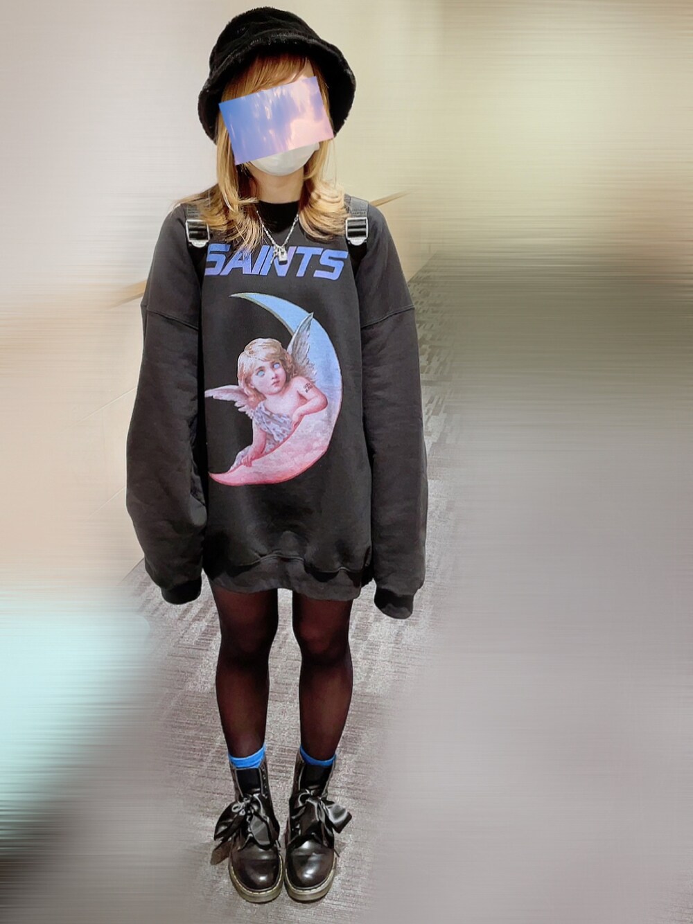 「ブーツ、MILKBOY、黒、オーバーサイズ、スウェット、ラクチンコーデ、おしゃれさんと繋がりたい」｜「MILKBOYのアイテム（スウェット、ブラック系）」を使った、ラメさん（レディース・155cm）の冬コーディネートの1枚目の写真
