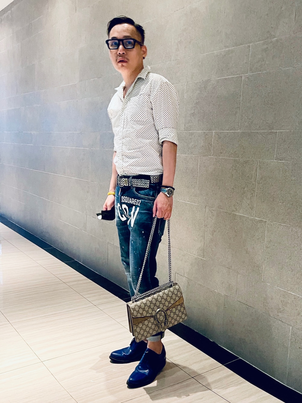 「復古、夏、街頭穿搭、休閒、Jimmy Choo、DSQUARED2、ROLEX、MOSCHINO」｜「DSQUARED2のアイテム（デニムパンツ、ブルー系）」を使った、Alexizさん（メンズ・170cm）の夏コーディネートの1枚目の写真