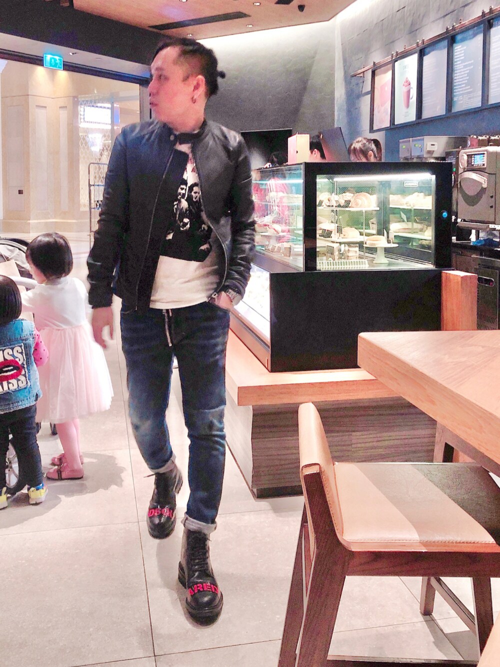 「街頭穿搭、RICK OWENS、DSQUARED2、Hysteric Glamour、STARBUCKS」｜「Rick Owensのアイテム（MA-1、グレー系）」を使った、Alexizさん（メンズ・170cm）の夏コーディネートの1枚目の写真