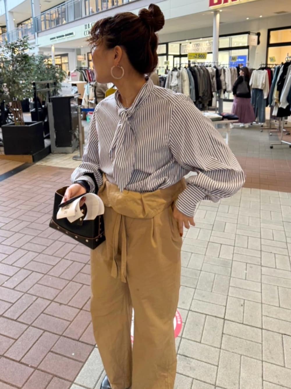 「レザー、シンプルスタイル、秋冬、今日のコーデ、ootd、LEINWANDE、EVOL(EVOL)、Hender Scheme、ストライプシャツ、チノパン」｜「CHAROLのスカーフネックストライプシャツ（シャツ/ブラウス、ブルー系）」を使った、tsumiさん（レディース・154cm）の秋コーディネートの1枚目の写真