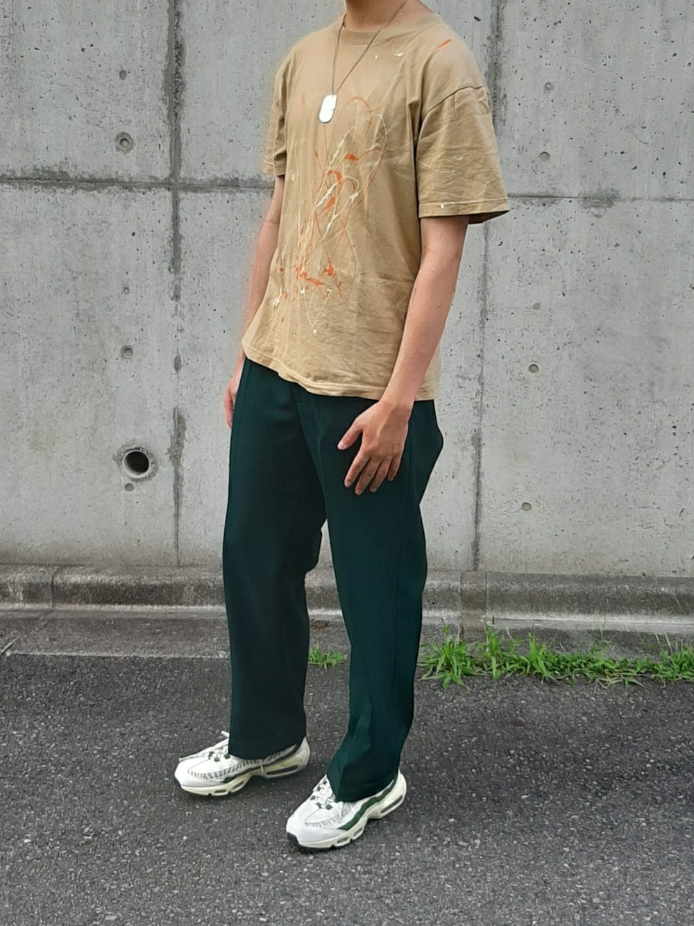 「NO ID.、journal standard、ジャーナルスタンダード、ナイキ、NIKE、エアマックス、エアマックス95、スラックス、ロック、ストリート、ベージュ、ペイント、ドックタグ」｜「JOURNAL STANDARDのカラーポリエステル ２タック パンツ（スラックス、グリーン系）」を使った、SNBさん（メンズ・183cm）の夏コーディネートの1枚目の写真