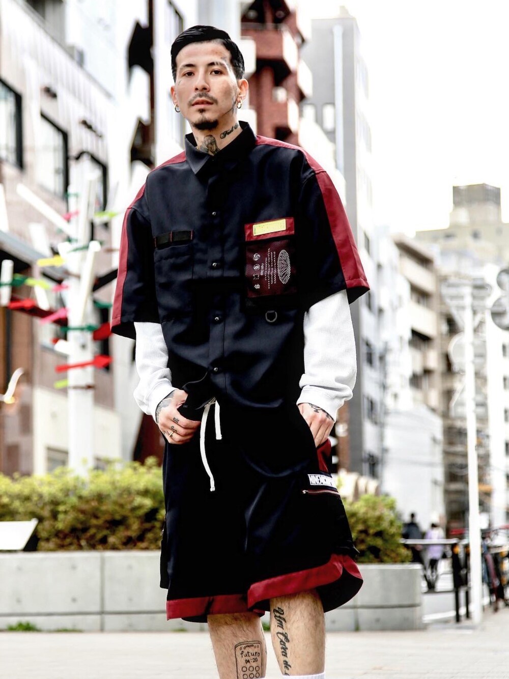 「NineMicrophones、Subciety」｜「NineMicrophonesのBARBECUE SHIRT（シャツ/ブラウス、ブラック系）」を使った、Felipe Fumio Kikutaさん（メンズ・175cm）の春コーディネートの1枚目の写真