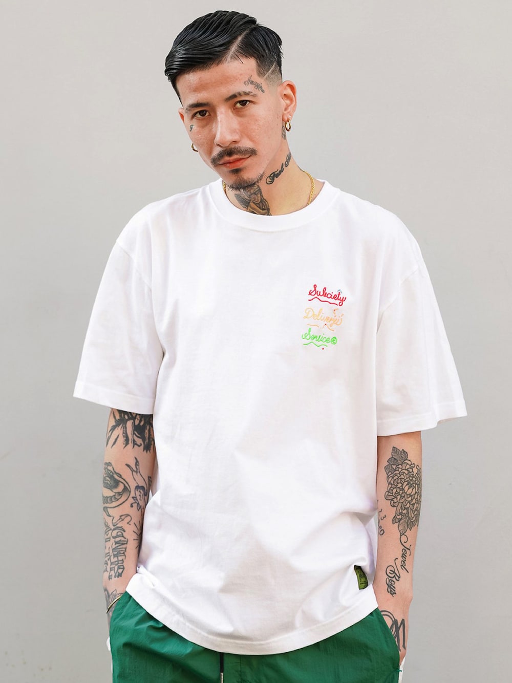 「Subciety、NineMicrophones」｜「SubcietyのSDS S/S（Tシャツ/カットソー、ホワイト系）」を使った、Felipe Fumio Kikutaさん（メンズ・175cm）の春コーディネートの1枚目の写真