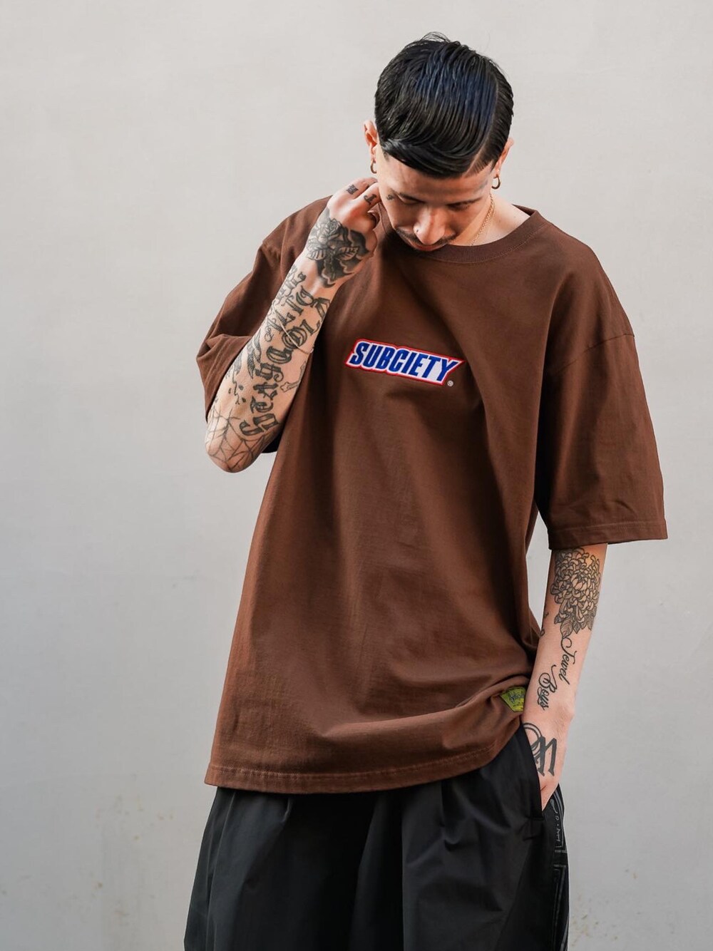「Subciety、NineMicrophones」｜「SubcietyのNOUGAT TEE（Tシャツ/カットソー、ブラウン系）」を使った、Felipe Fumio Kikutaさん（メンズ・175cm）の春コーディネートの1枚目の写真